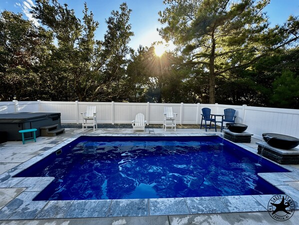NEW private pool, hot tub, and 5' privacy fence