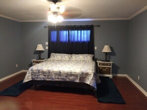 Master Bedroom with King Size Simmons Beautyrest mattress