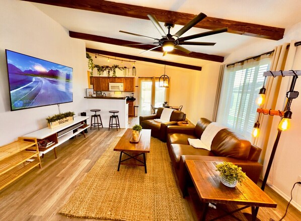 The Living Room! 75" TV, Leather Couches, Sound System, Great vibes