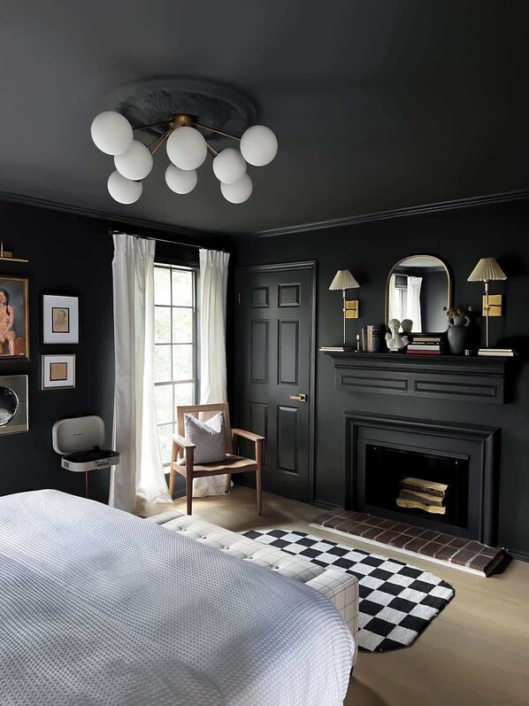 The Rodin Room is the primary bedroom.  Replete with high-touch details, a king bed with Egyptian Percale cotton sheets, generous closet space and an en-suite bathroom stocked with aromatherapy toiletries. 