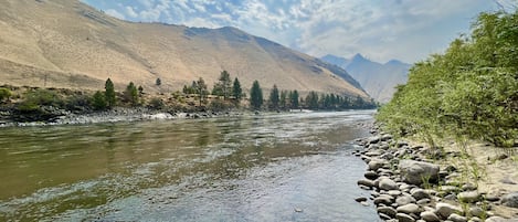 River front. Fish, swim or boat right from the unit