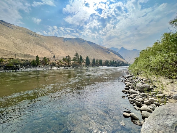 River front. Fish, swim or boat right from the unit