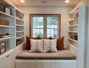Day bed and nook