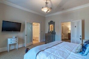 KING SUITE BEDROOM