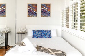 Getawayz NSW - Bay Court III -Spacious Waterside Studio next to Hayes Beach, Cafes & Ferry!