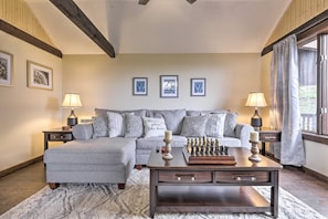 Living Room | Free WiFi | Towels & Linens | Single-Story Interior