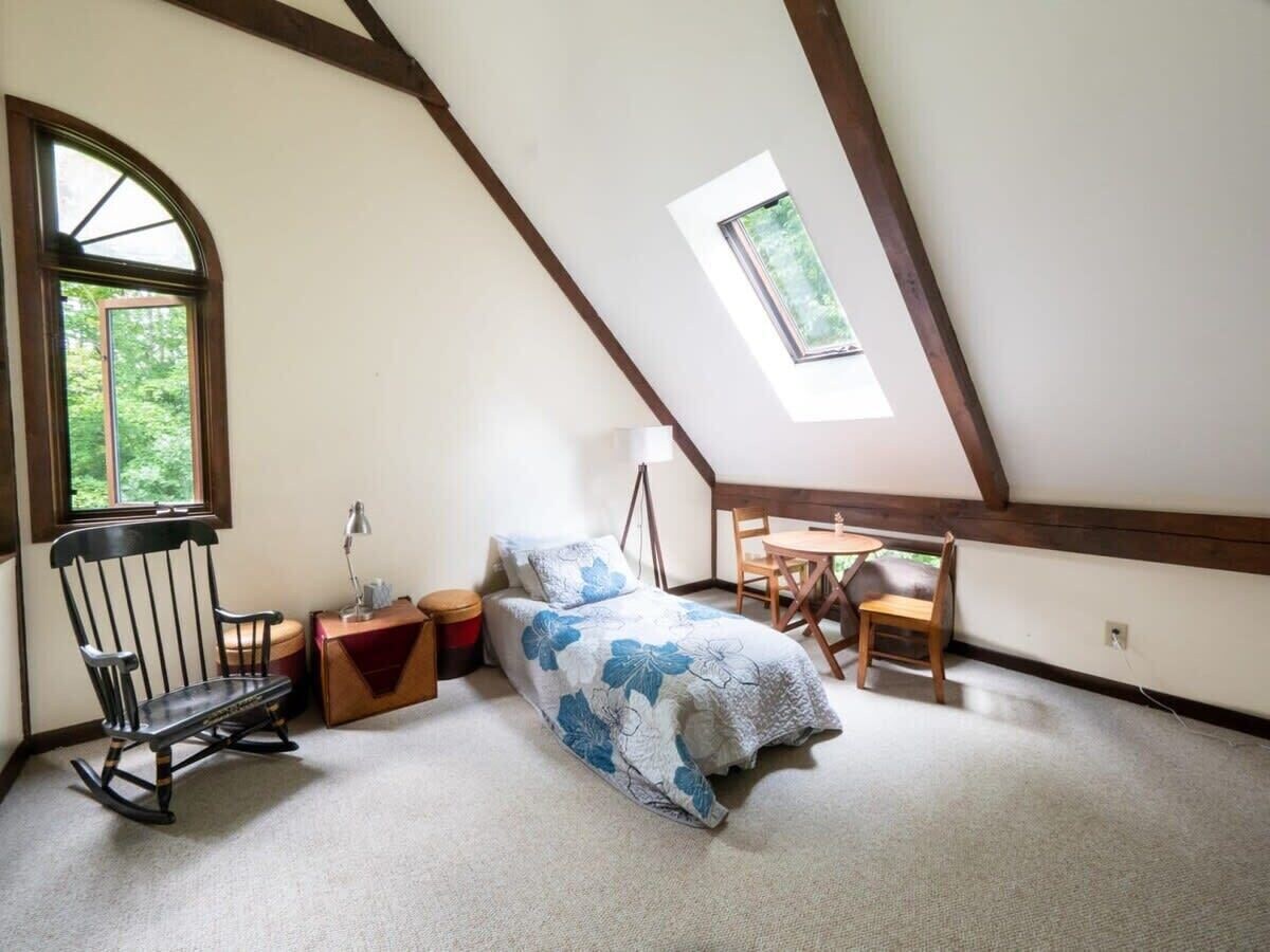 Pristine Home In Becket Woods