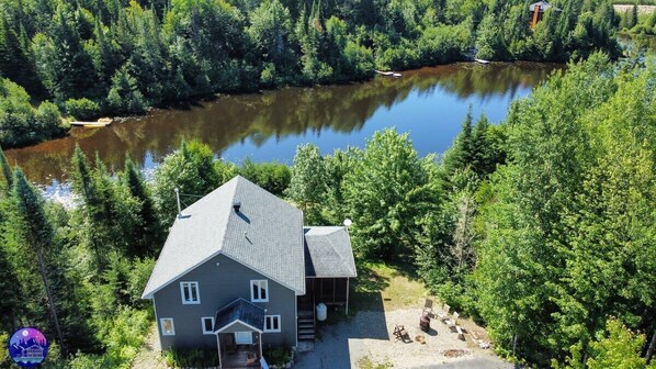 Chalet au bord de l'eau