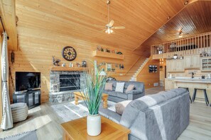 Living Room | Main Floor | Smart TV w/ Cable | Free WiFi | Central Heating