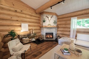 Au rez de chaussée le foyer au bois vous charmera