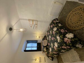 Bed,Photo of the whole room