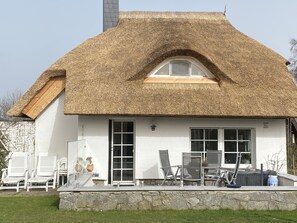 Reetdachhaus mit Wasserblick, Garten und Kamin 