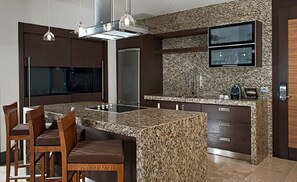 Kitchen w Full Amenities