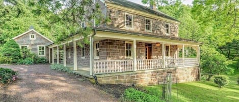 The Manor on Saw Mill (1829): stone farmhouse