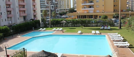 Vue du salon sur la piscine