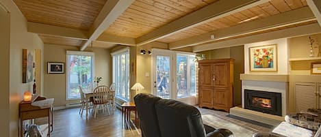 Chalet - Grand salon avec foyer au bois, coin bureau, salle a manger, vue forêt