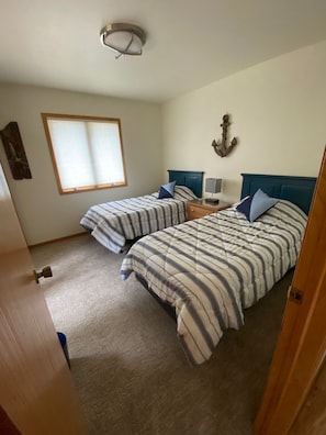 Second bedroom with two twin beds