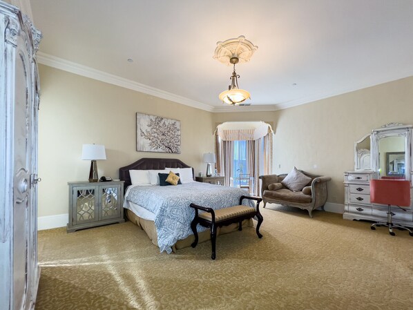KING SUITE BEDROOM
