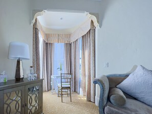 KING SUITE BEDROOM