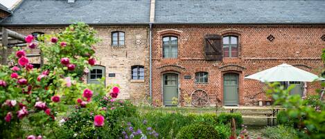 Der Innenhof des Thomashof mit Blick auf das große Stallgebäude. 