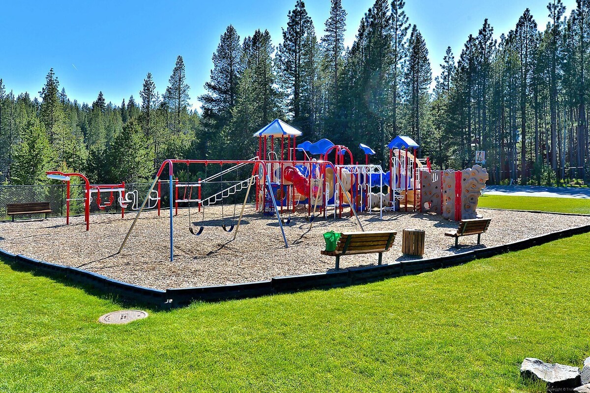 Ski Bowl Condo Great Views. Just Steps from Tahoe Donner Ski Hill