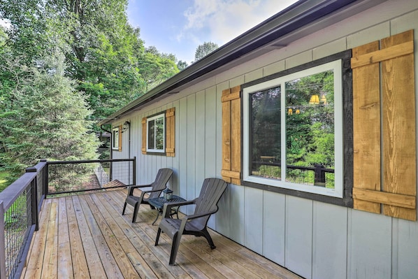 Glenville Vacation Rental | 2BR | 2BA | 1,440 Sq Ft | Stairs Required