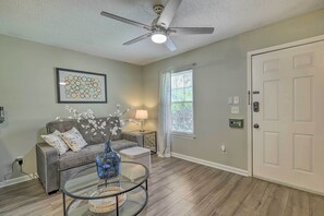 Living Room | Queen Sleeper Sofa | Smart TV | WiFi | Central A/C & Heat