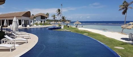 Piscina con vista al mar Caribe