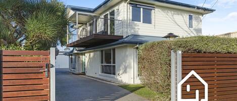 Electric gates and driveway