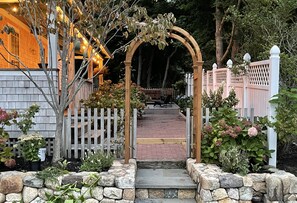 Garden and porch entrance 