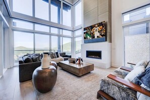 Main Level Living Area - TV, Fireplace, Views!