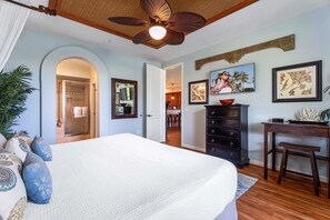 Primary bedroom with king bed, en-suite bathroom