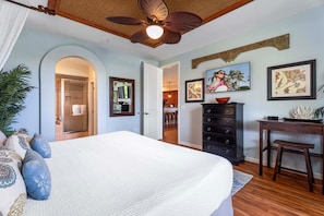 Primary bedroom with king bed, en-suite bathroom