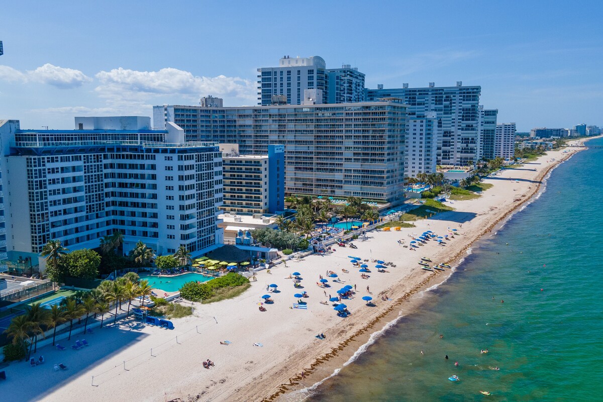 Sunlit suite with a city view & fast WiFi plus a pool, hot tub, & beach access