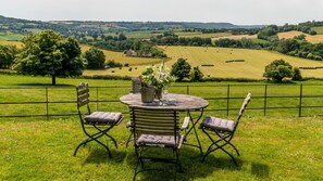 Shared Garden and View, Peartree Cottage, Bolthole Retreats