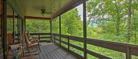 Murphy Vacation Rental | 4BR | 3BA | 2,200 Sq Ft | 2 Steps to Enter