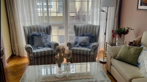 Salón con frente acristalado.