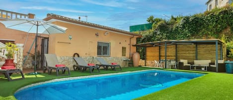 Nube, Agua, Planta, Cielo, Edificio, Piscina, Ventana, Azur, Azul, Sombra