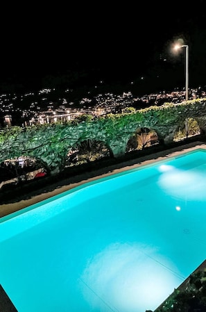 Wasser, Licht, Azurblau, Grün, Schwimmbad, Gewässer, Aqua, Elektrisches Blau