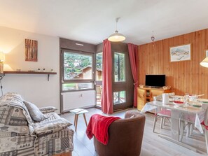 Möbel, Eigentum, Tabelle, Bilderrahmen, Holz, Stuhl, Komfort, Interior Design, Wohnzimmer, Gebäude