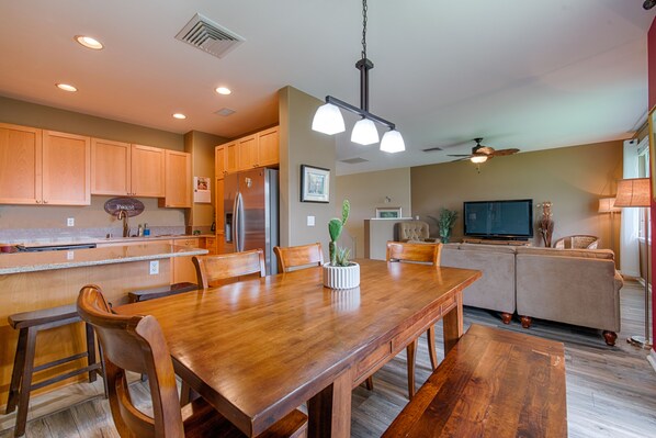 Kitchen/dining open area