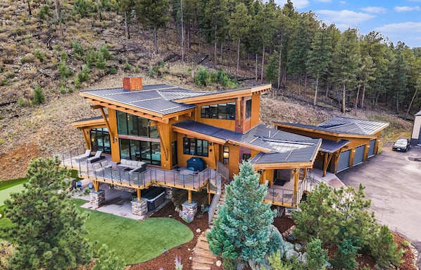 Welcome to our impeccably designed home perfectly perched above Bailey with breathtaking summits! Copy & paste this link to view the 3D tour: t.ly/rQM87