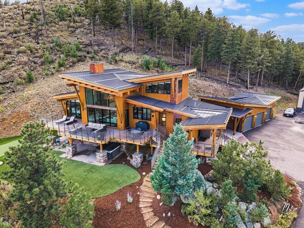 Welcome to our impeccably designed home perfectly perched above Bailey with breathtaking summits! Copy & paste this link to view the 3D tour: t.ly/rQM87