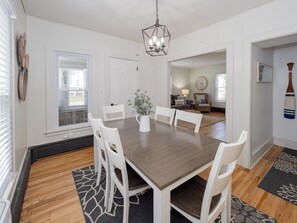 Dining area - seating for 6!