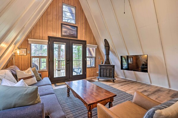 Grand Lake Vacation Rental | 1BR | 1BA | Stairs Required | 750 Sq Ft