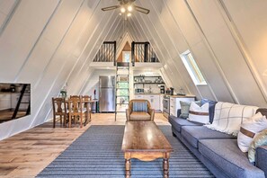 Great Room | Free WiFi | Central Heating | Pack 'n Play | Sleeper Sofa