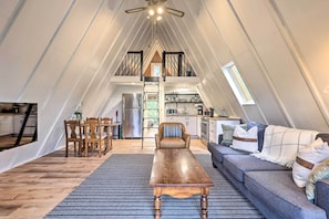 Great Room | Free WiFi | Central Heating | Pack 'n Play | Sleeper Sofa