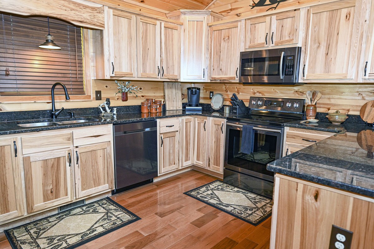 Beautiful cabin 5 min to Murphy, screened in deck with gas fire pit & hot tub