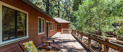 view of large front porch to main entrance