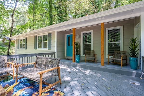 Large front porch & deck with ample seating